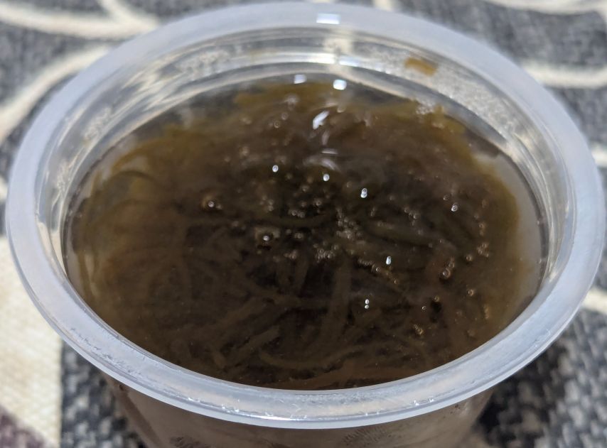 「味付もずく(米黒酢)」のパック中身(フィルムをはがした状態)
