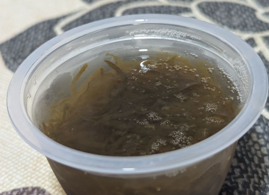 「味付もずく(三杯酢)」のパック中身(フィルムをはがした状態)
