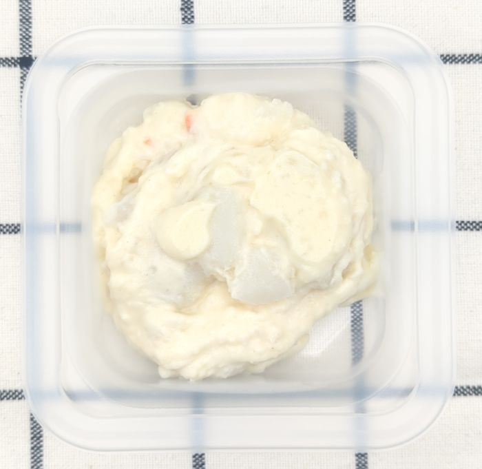ポテトサラダ中身のフィルムをはがす後