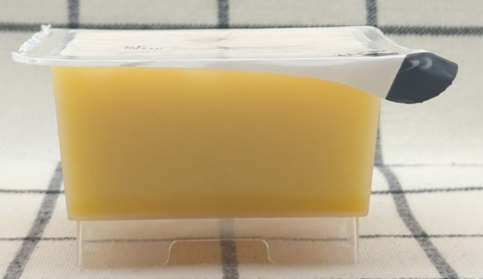 商品（マンゴー味）の中身を撮影（側面）