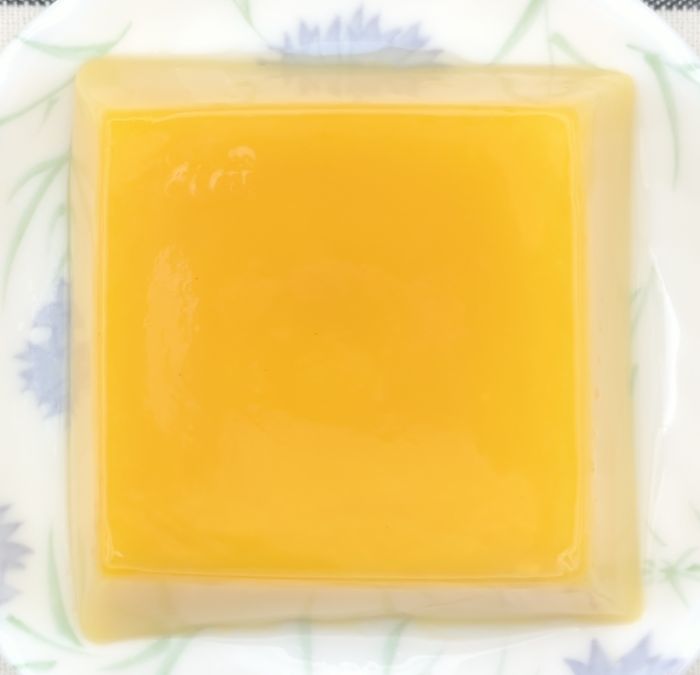 商品（マンゴー味）のお皿に盛り付け