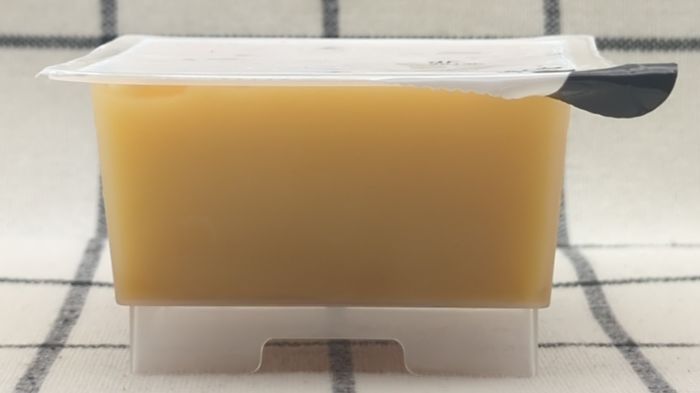 商品（プリン味）の中身を撮影（側面）