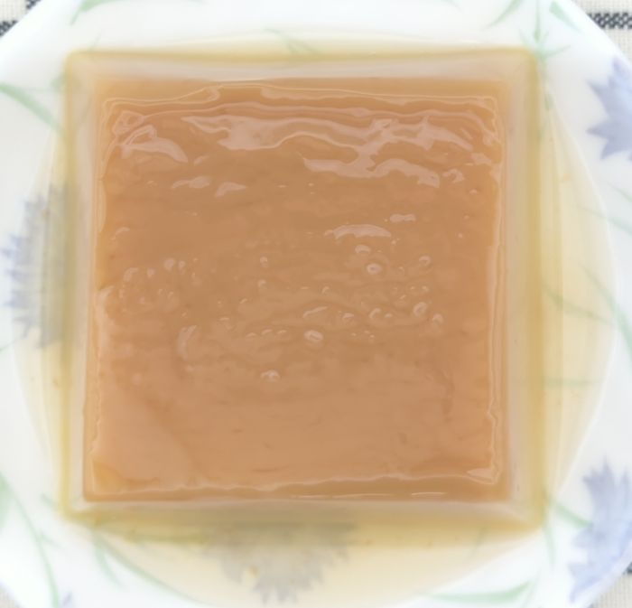 商品（プリン味）のお皿に盛り付け