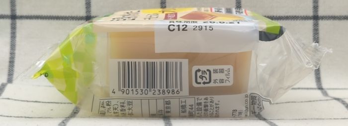商品（プリン味）の左側面を撮影
