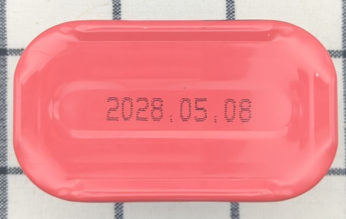 くり豚ランチョンミートの缶詰を裏面から撮影(賞味期限)