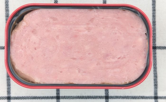 くり豚ランチョンミートの缶詰の中身を撮影(蓋を取った後)