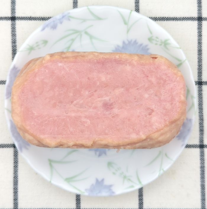 くり豚ランチョンミートの缶詰の中身を取り出し後、上部から撮影
