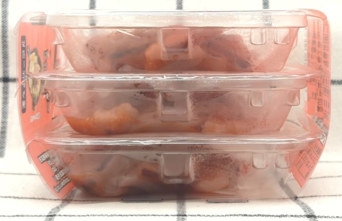 「いか明太」の商品を側面から撮影（３パック入り）
