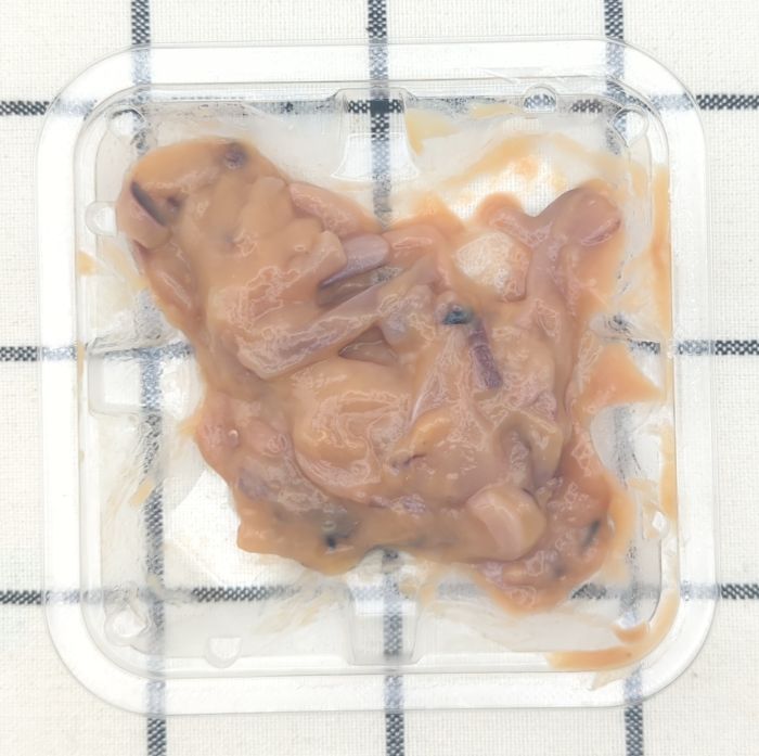 「いか塩辛」の商品の中身を撮影（フィルムをはがした後）