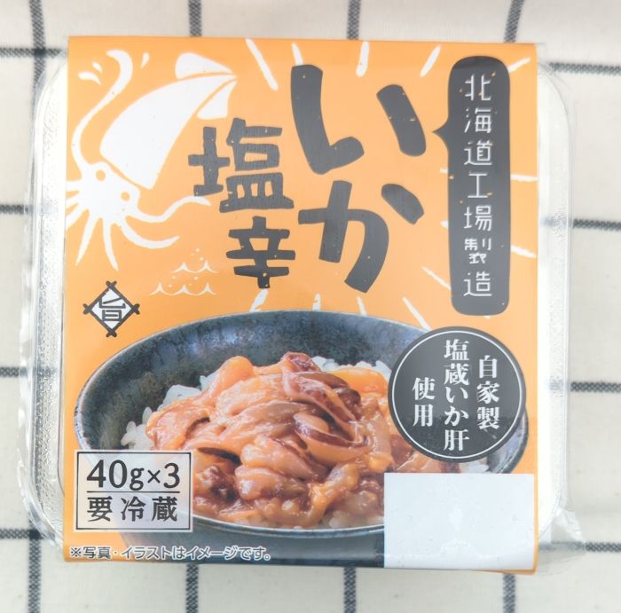 「いか塩辛」の商品を上部から撮影（商品ラベル）