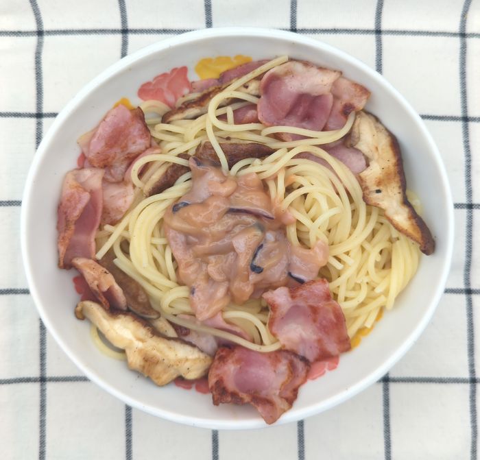 アレンジ料理：いかの塩辛を入れたパスタ。具材に、しいたけとベーコンを追加で投入。