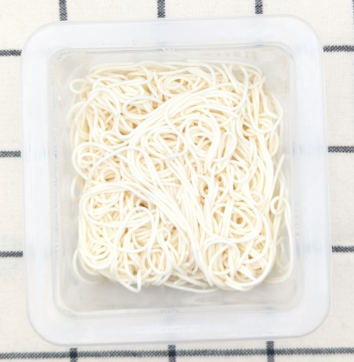 「とうふそうめん風 ごまつゆ付き」の中身(フィルムをはがした状態)