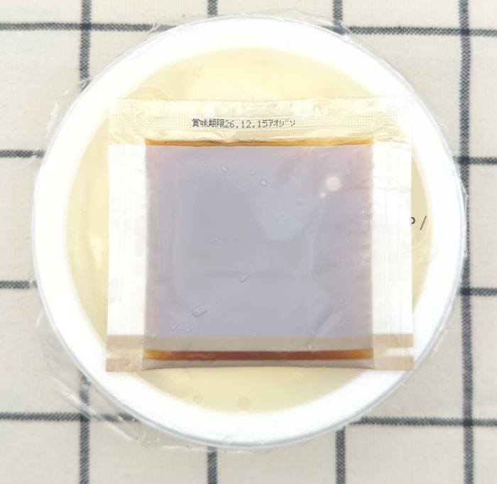 外装から取り出した「おつまみやっこ(青じそおろしポン酢)」のパックと添付のたれ