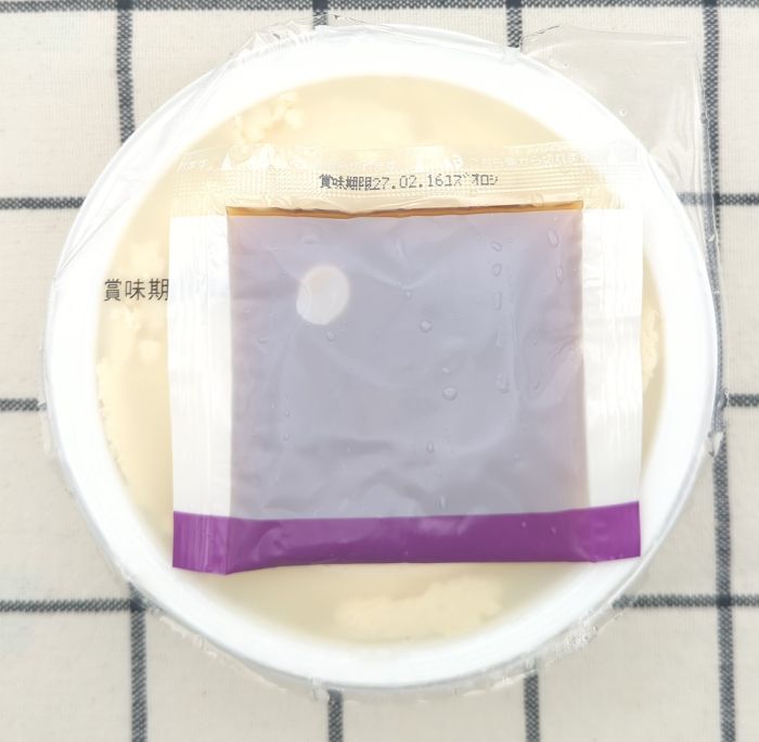外装から取り出した「おつまみやっこ(ゆずおろしポン酢)」のパックと添付のつゆ