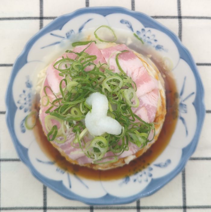 「おつまみやっこ(ゆずおろしポン酢)」のトッピングを乗せたアレンジ写真
