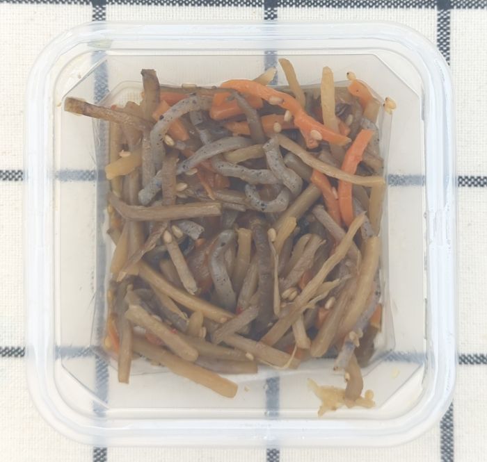 「おかず畑 おばんざい小鉢 きんぴら」のパック中身