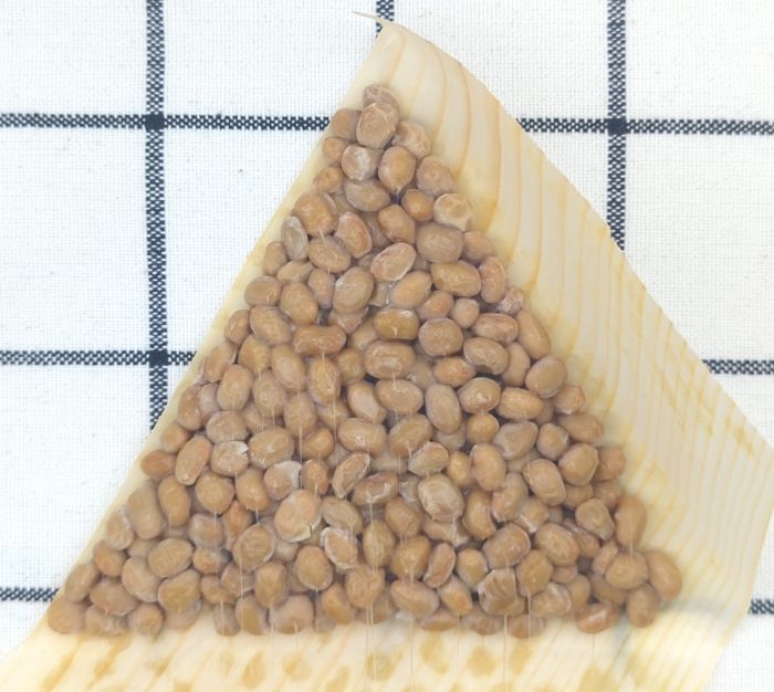 「二重の葵」の個包装された納豆の中身(納豆の様子)