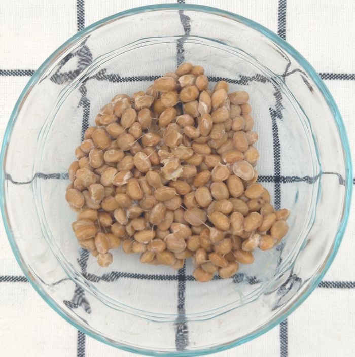 「二重の葵」の納豆をお椀に盛り付けた状態