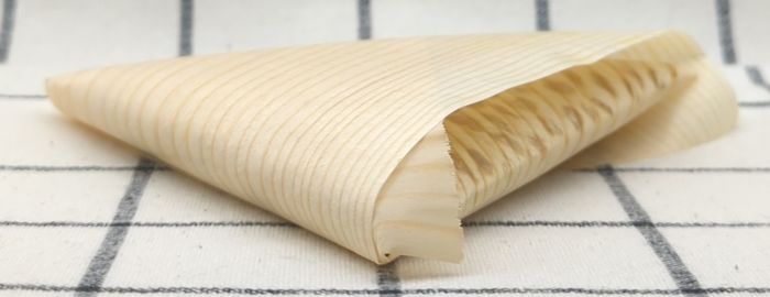 「二重の葵」の個包装された納豆の側面