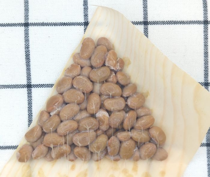 「二重の舞個包装された納豆の中身(納豆の様子)