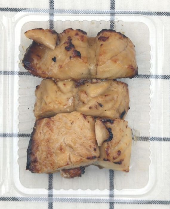 「炙りさば　照り焼き」の中身（ふたを開けた状態）