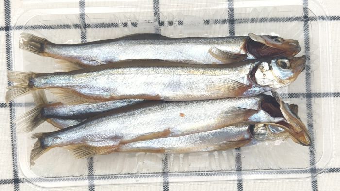 「ししゃも（醤油）」の上部（ふたを開けた状態）