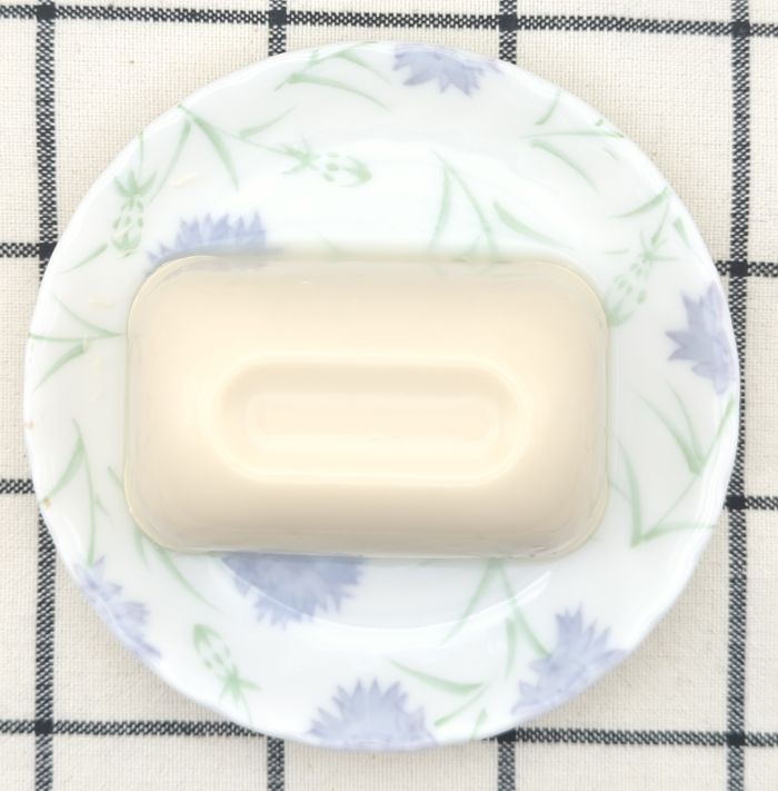 「だしとうふ」のパックをお皿に盛った状態1（上部）