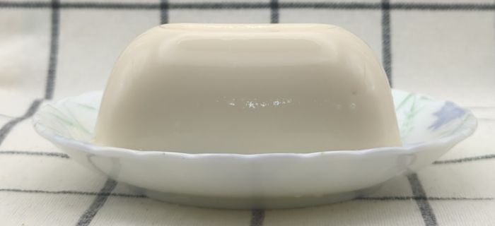 「だしとうふ」のパックをお皿に盛った状態2（側面）