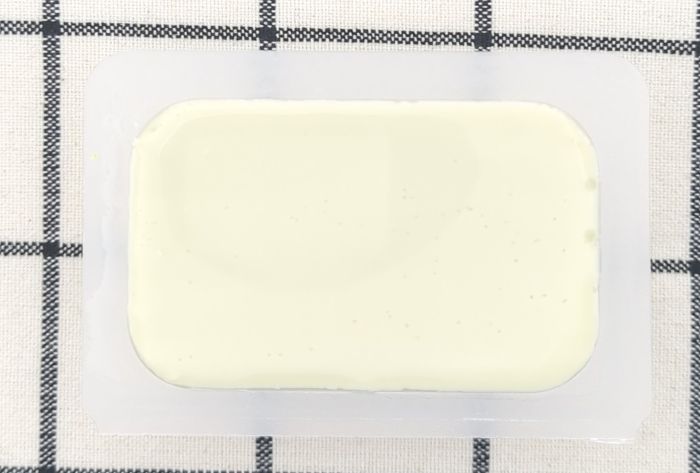 「枝豆とうふ」のパック中身（フィルムをはがした状態）