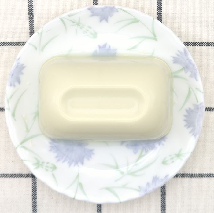 「枝豆とうふ」のパックをお皿に盛った状態1（上部）