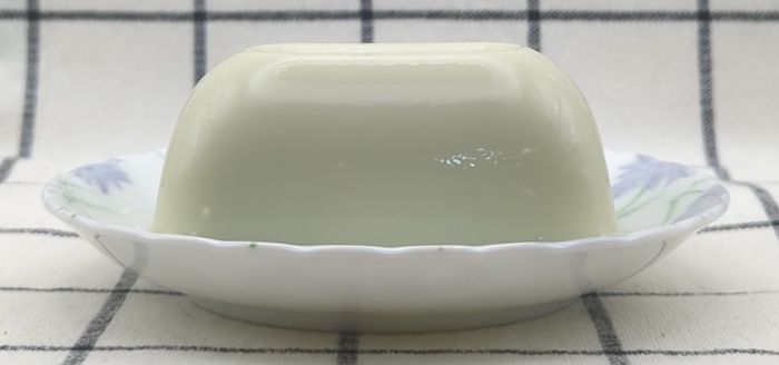 「枝豆とうふ」のパックをお皿に盛った状態2（側面）