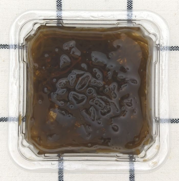 「沖縄久米島産もずく（黒酢）」パックの中身（フィルムをはがした状態）
