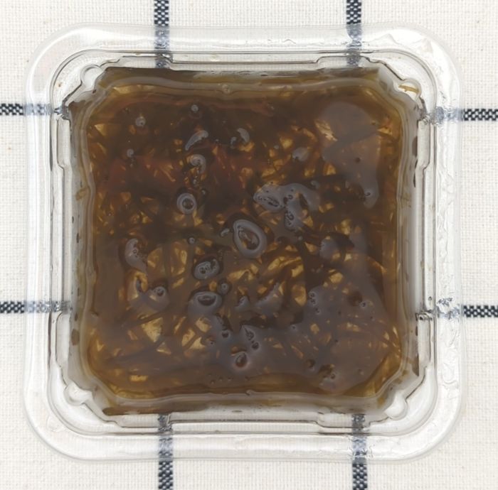 「沖縄久米島産もずく（三杯酢）」パックの中身（フィルムをはがした状態）