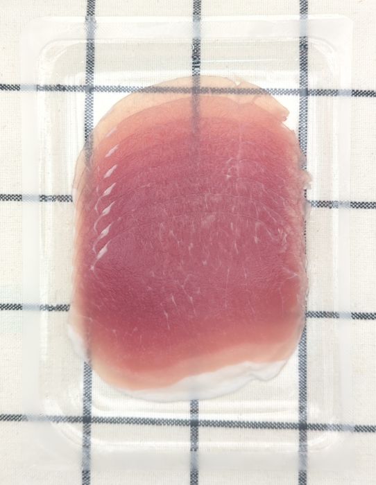 「ビストロレシピ　ロース生ハム」のパック中身（フィルムをはがした状態）