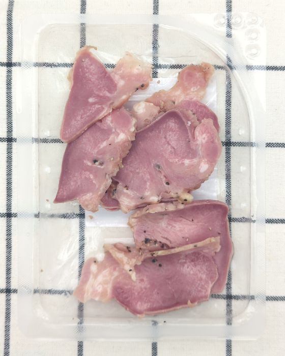 「ビストロレシピ　タン塩切り落とし」のパック中身（フィルムをはがした状態）