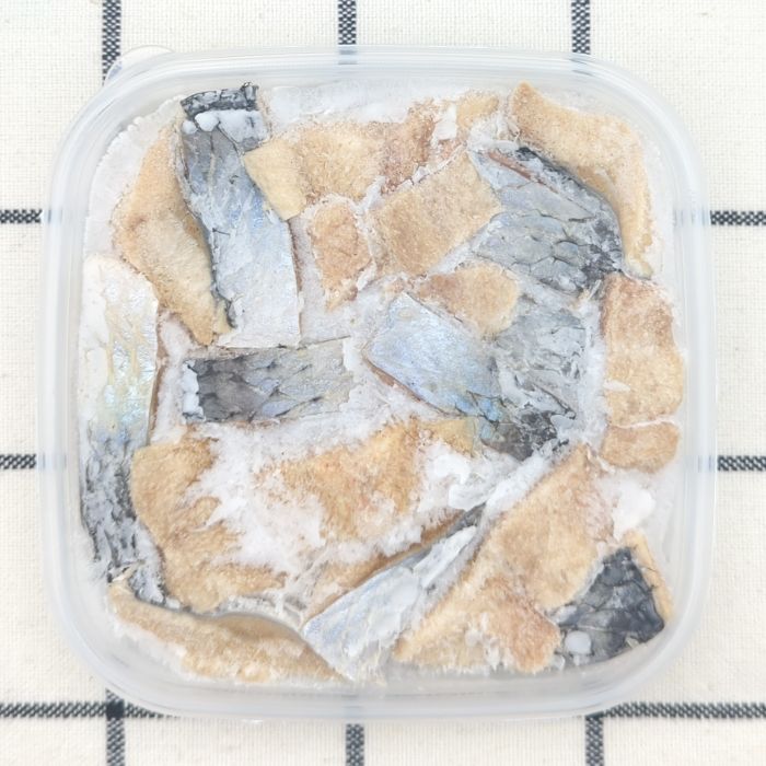 「にしんオリーブオイル漬け（燻製風味）」のパック中身（解凍前）
