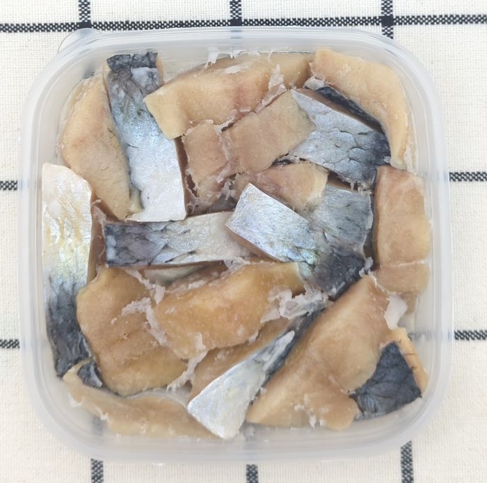 「にしんオリーブオイル漬け（燻製風味）」のパック中身（解凍後）