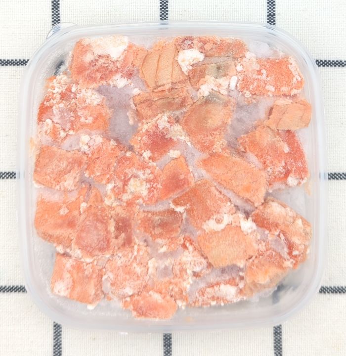「紅鮭オリーブオイル漬け（燻製風味）」のパック中身（解凍前）