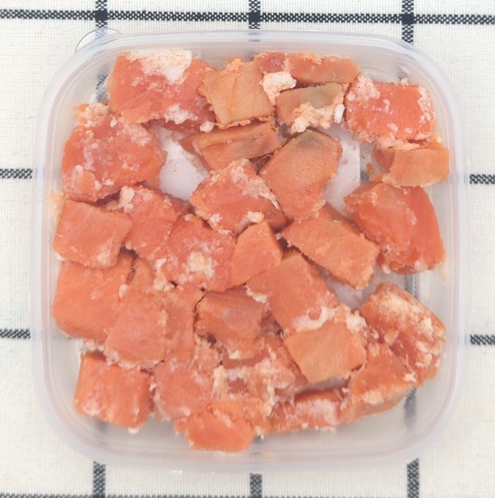 「紅鮭オリーブオイル漬け（燻製風味）」のパック中身（解凍後）