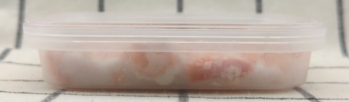 「紅鮭オリーブオイル漬け（燻製風味）」のパッケージ側面1