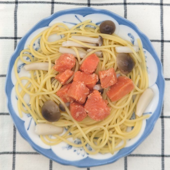 「紅鮭オリーブオイル漬け（燻製風味）」を使ったパスタ