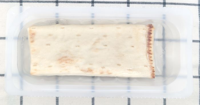 「とろけるチーズソースの包みピザ」のパック中身(フィルムをはがした状態)