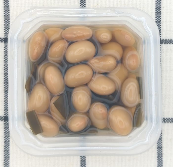 「豆小鉢　こんぶ豆」のパック中身（フィルムをはがした状態）