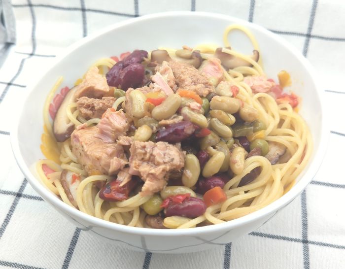 「豆とツナのサラダ(バジル)」をパスタに盛付け