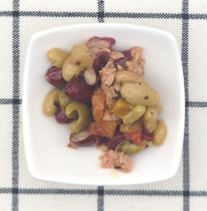 「豆とツナのサラダ(バジル)」を小皿に盛り付け