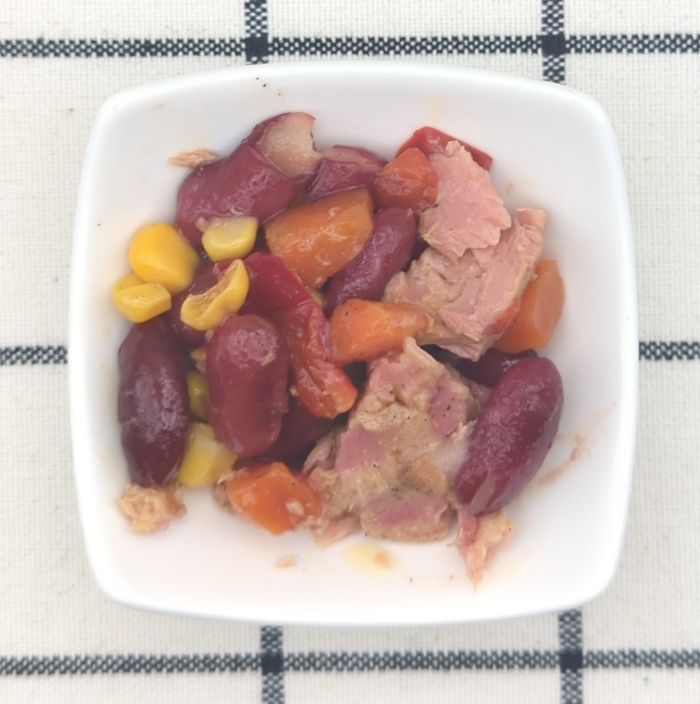 「豆とツナのサラダ(コーン)」を小皿に盛り付け